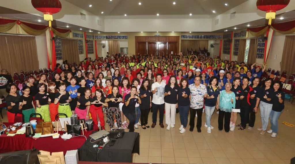 东(已签):为庆祝马华妇女组50周年庆,马华吉兰丹州联委会妇女组昨午举办“半世纪-花开乐章”温馨五月天感怀母恩排舞交流会