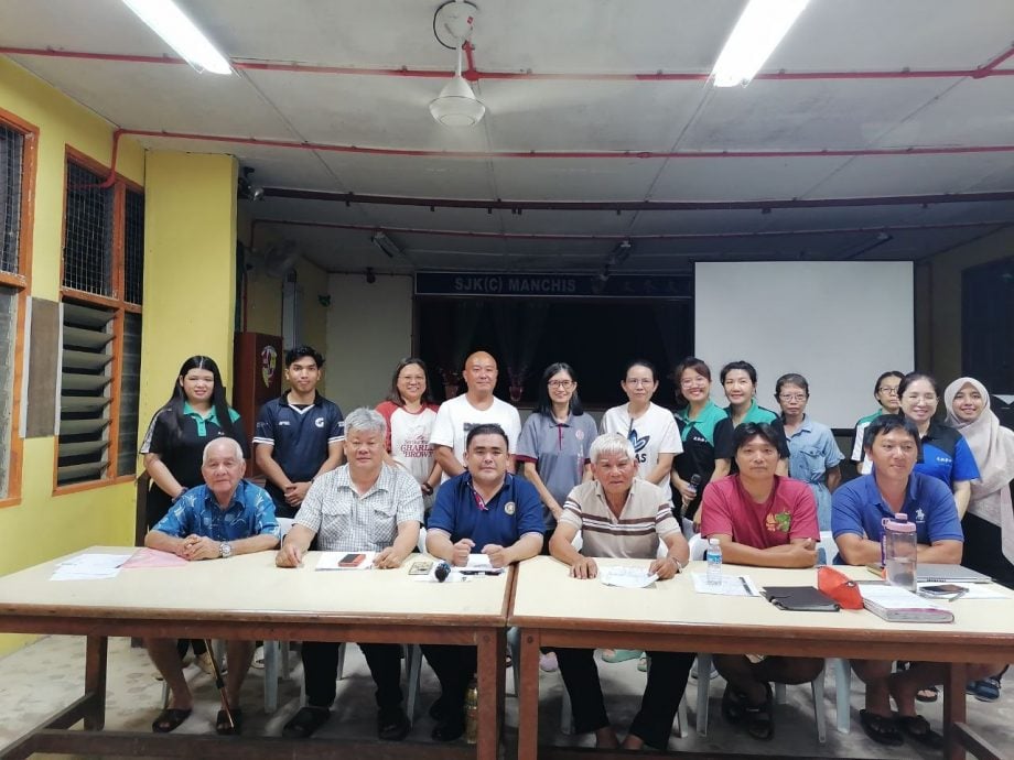 东:文积华校家协会员大会