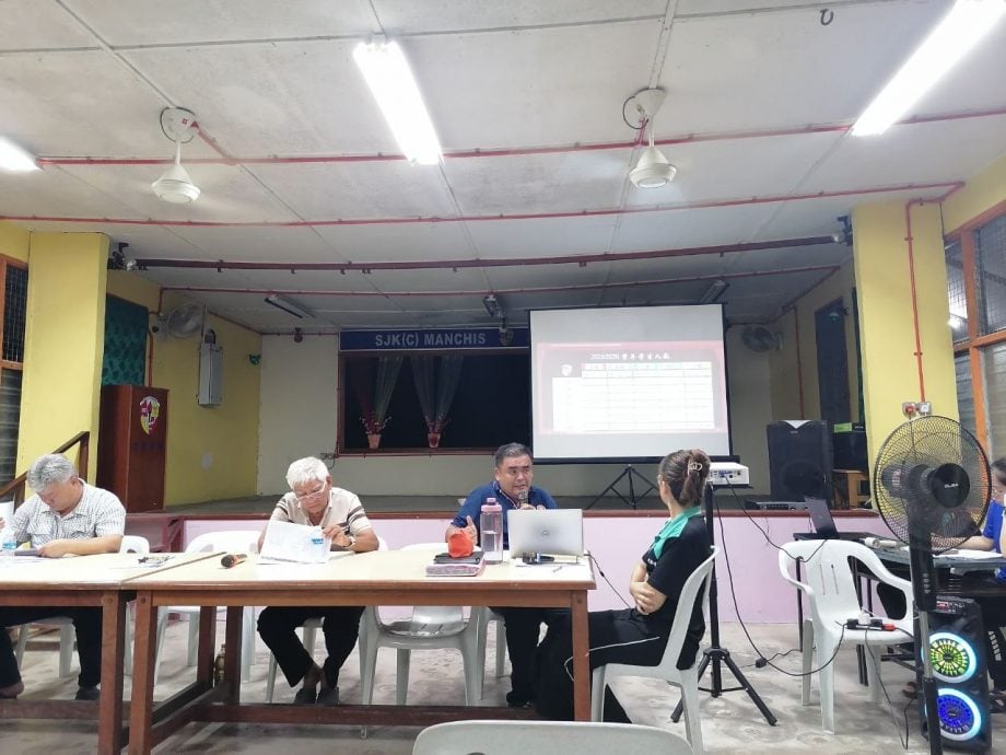 东:文积华校家协会员大会