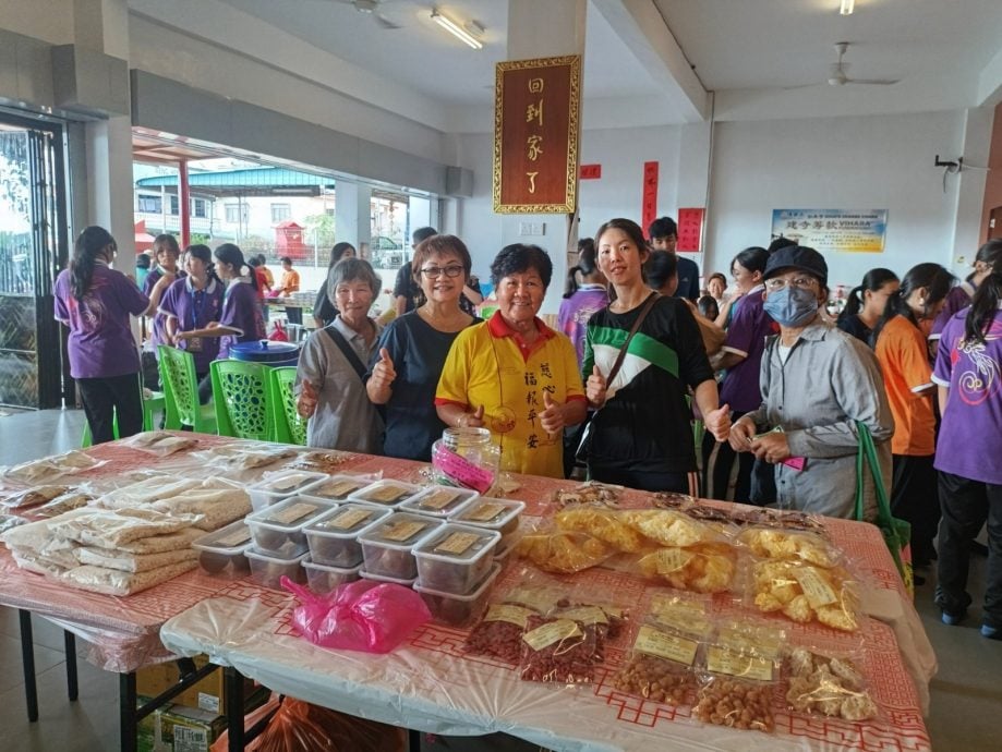 东(已发布):法炬山法宝寺捐6500令吉予综合中学华文学会