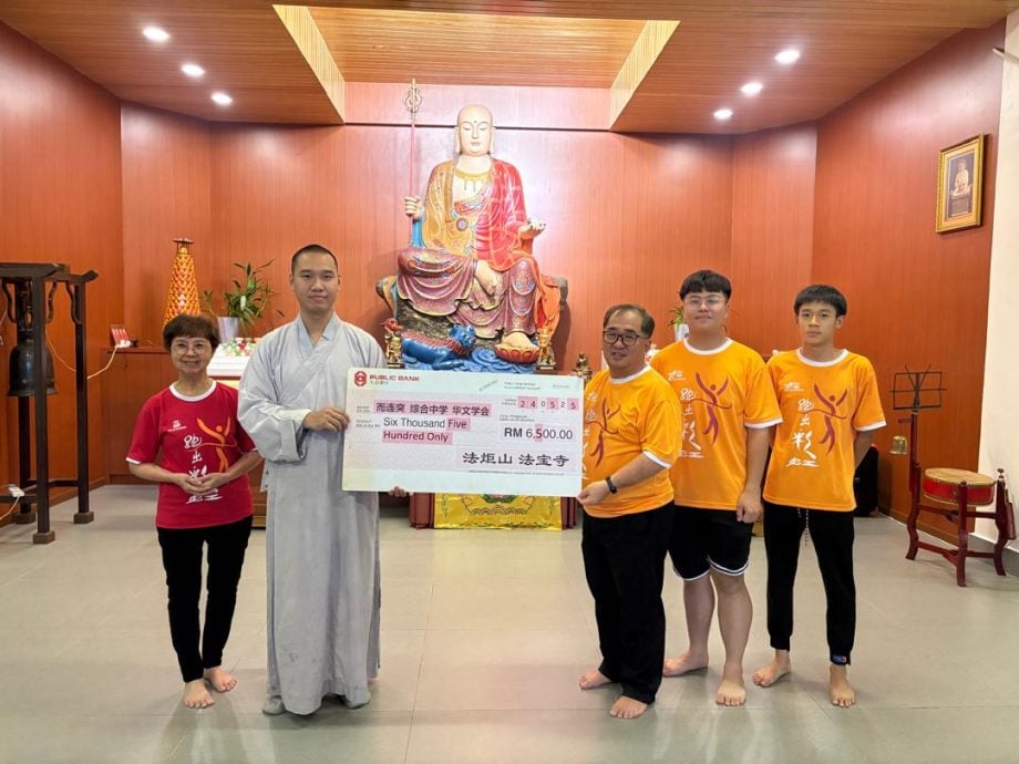 东(已发布):法炬山法宝寺捐6500令吉予综合中学华文学会