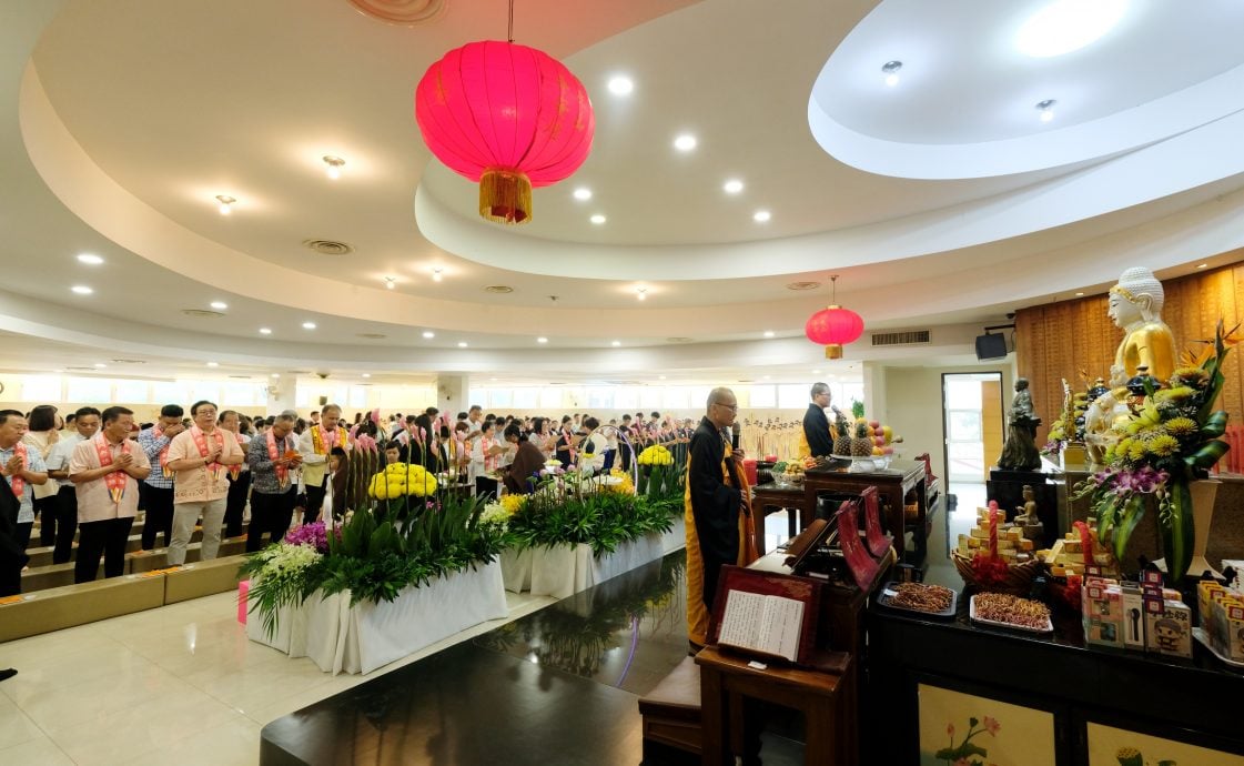 东（已签发）：佛光山佛诞节吸引2000人出席
