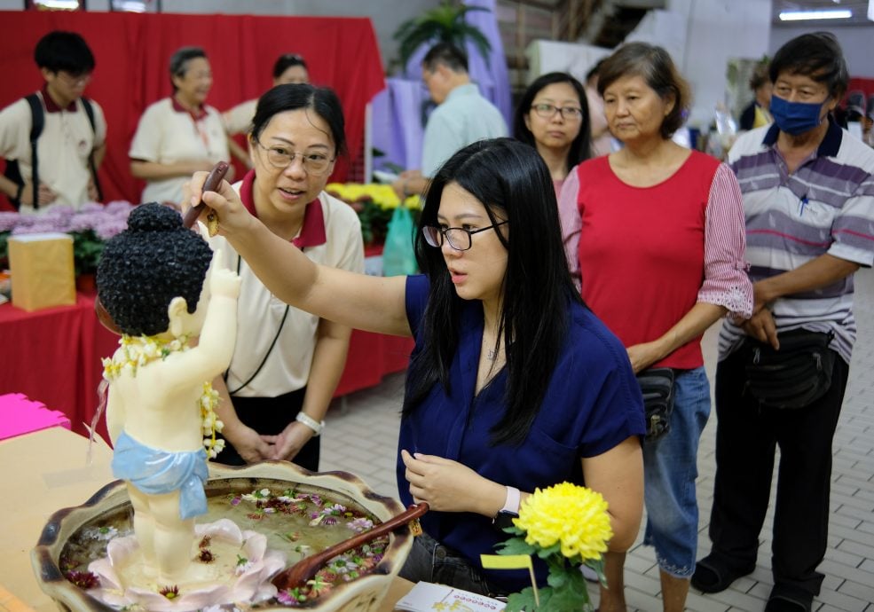 东（已签发）：佛光山佛诞节吸引2000人出席