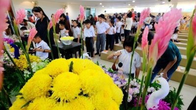 佛光山佛诞节约2000人出席 信众浴佛​供灯祈福