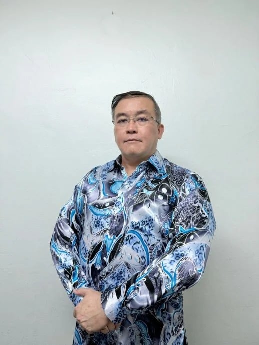 东(已签发):李才华指政府在科技政策上摇摆不定,严重损害国家信誉。