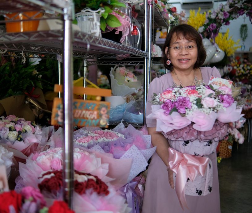东(已签发):母亲节花束慢热,商家做好准备应对临近佳节的最后一波购买高峰。