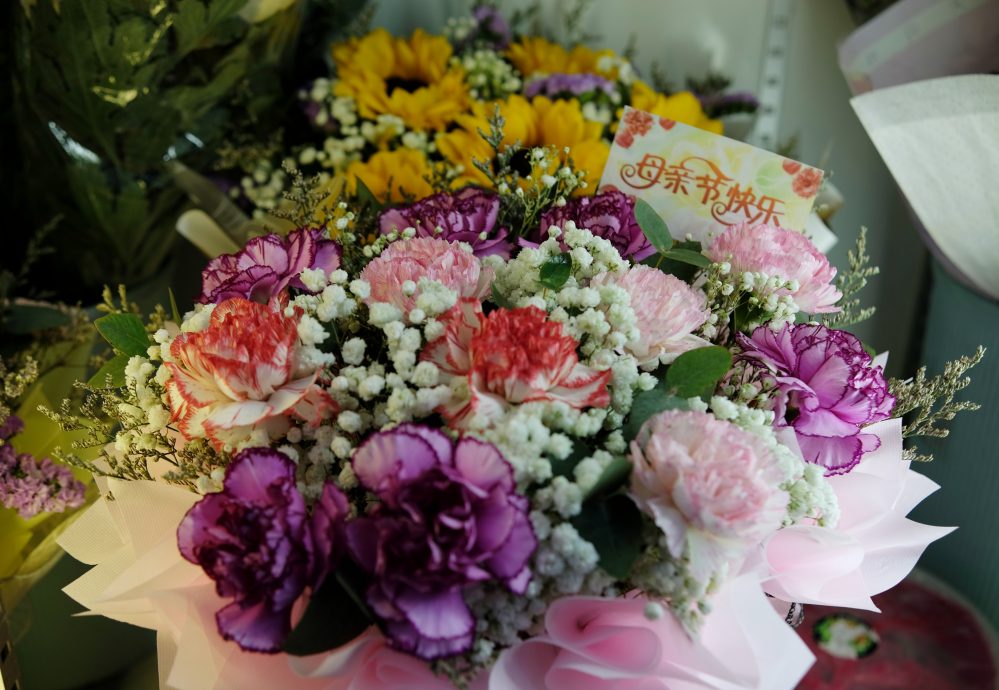 东(已签发):母亲节花束慢热,商家做好准备应对临近佳节的最后一波购买高峰。