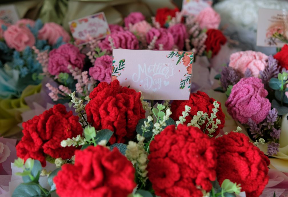 东(已签发):母亲节花束慢热,商家做好准备应对临近佳节的最后一波购买高峰。