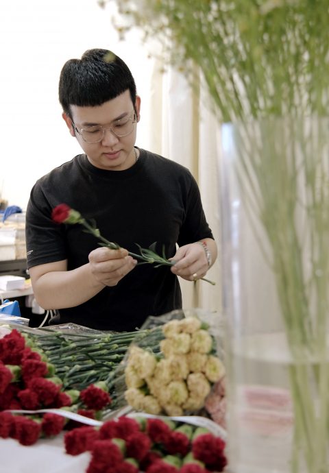 东(已签发):母亲节花束慢热,商家做好准备应对临近佳节的最后一波购买高峰。