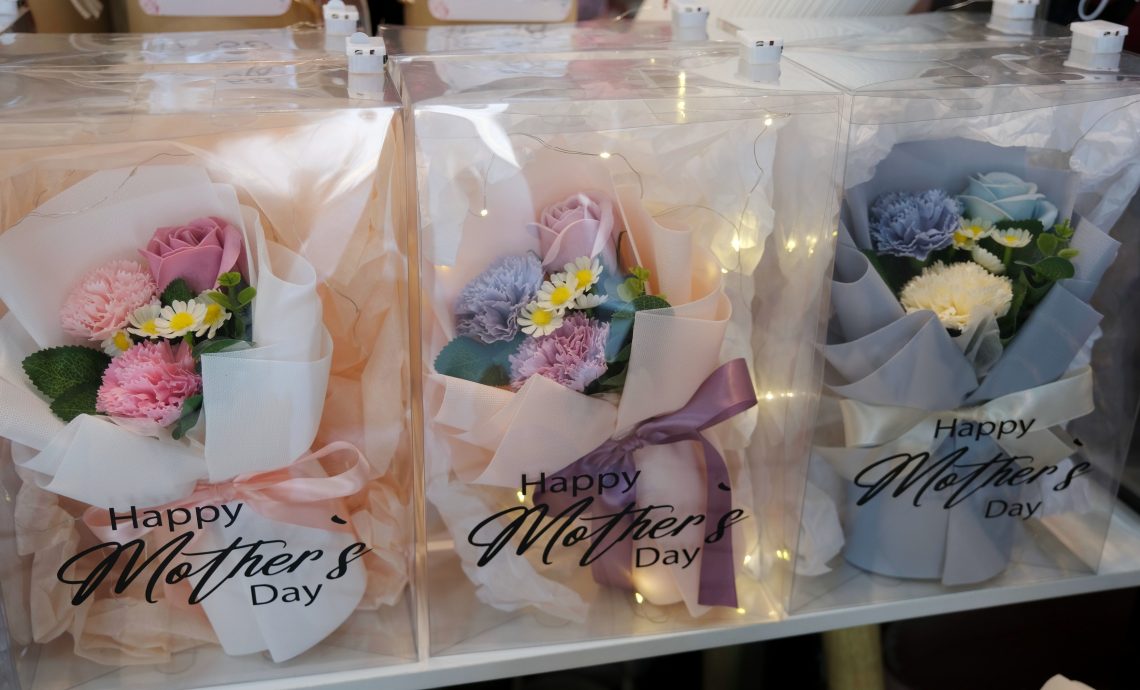 东(已签发):母亲节花束慢热,商家做好准备应对临近佳节的最后一波购买高峰。