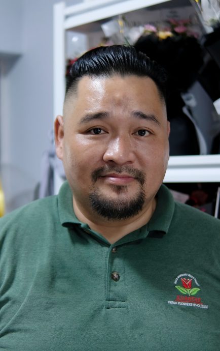 东(已签发):母亲节花束慢热,商家做好准备应对临近佳节的最后一波购买高峰。