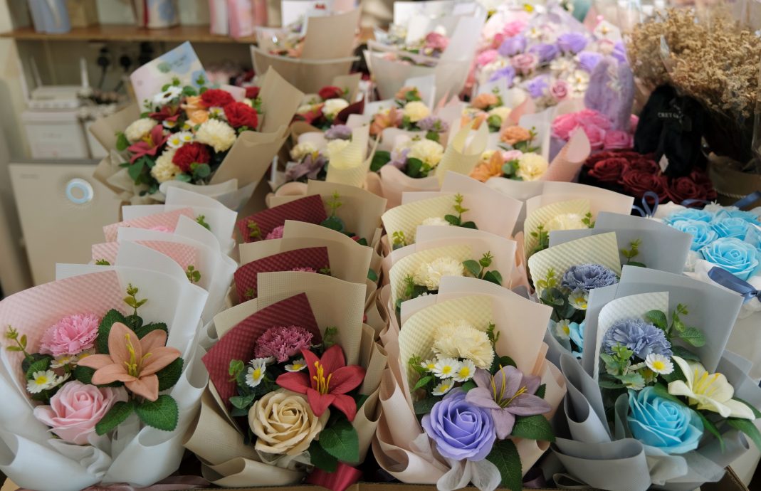 东(已签发):母亲节花束慢热,商家做好准备应对临近佳节的最后一波购买高峰。