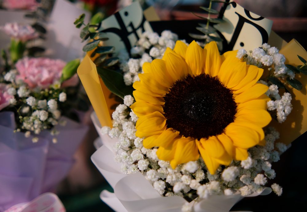 东(已签发):母亲节花束慢热,商家做好准备应对临近佳节的最后一波购买高峰。