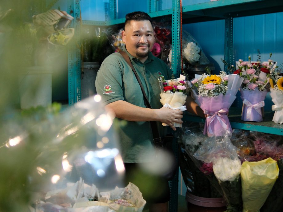 东(已签发):母亲节花束慢热,商家做好准备应对临近佳节的最后一波购买高峰。