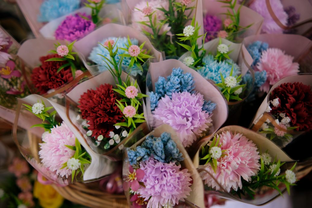 东(已签发):母亲节花束慢热,商家做好准备应对临近佳节的最后一波购买高峰。