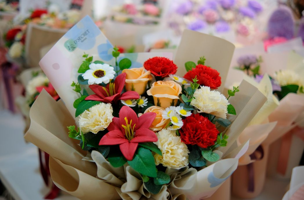 东(已签发):母亲节花束慢热,商家做好准备应对临近佳节的最后一波购买高峰。