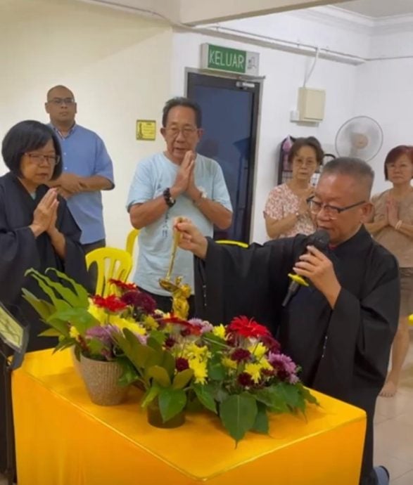 东(已签发):马来西亚佛教居士总会登州甘马挽弘法修持组举办了线上线下两场庆祝卫塞节活动