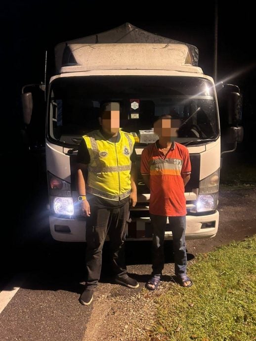 东(已签):警察普通行动部队周日在3起行动中,起获近1万棵从泰国走私入境的花、果树苗。