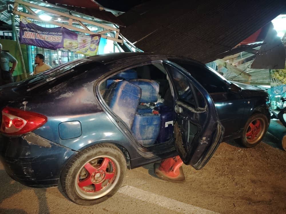 东(已签):彭加兰古堡水警队侦破一起走私汽油活动,起400公升汽油,扣1本地男子。