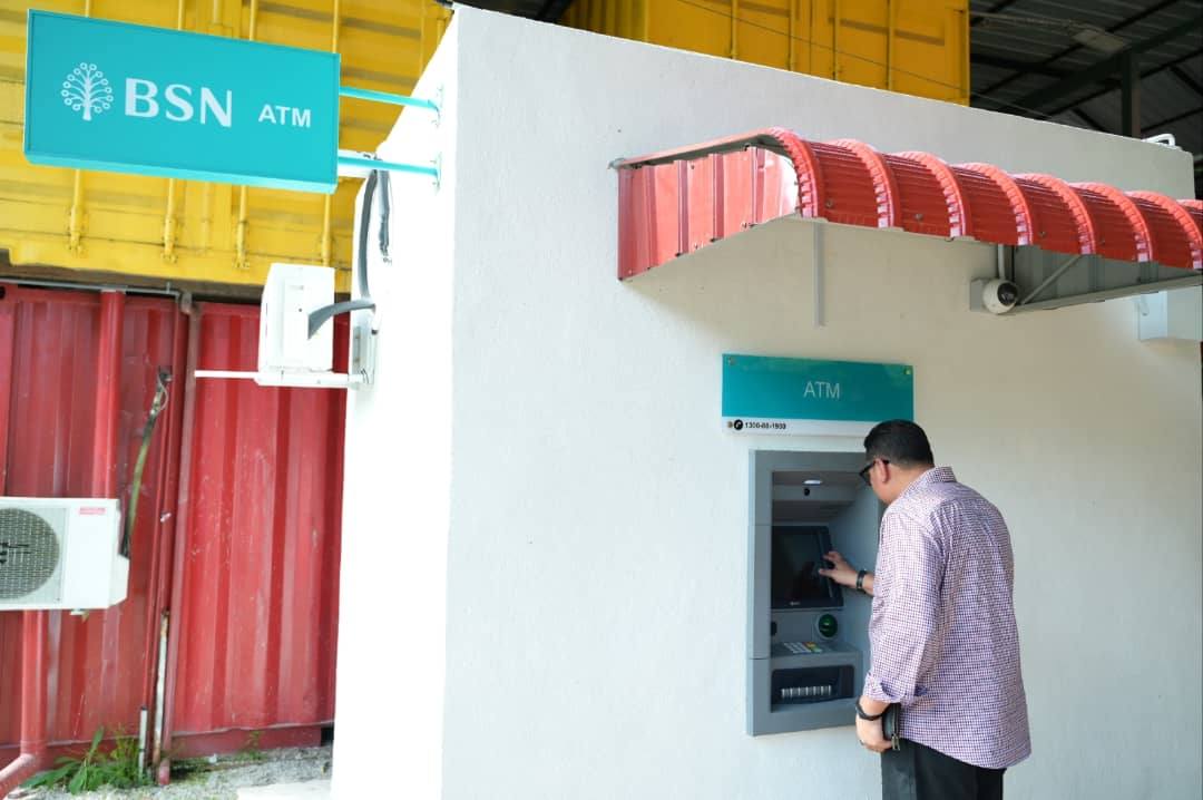 话望生的罗京副县设立了首个ATM,山区原住民不必再长途跋涉80公里到话望生市区存取现金的窘境。