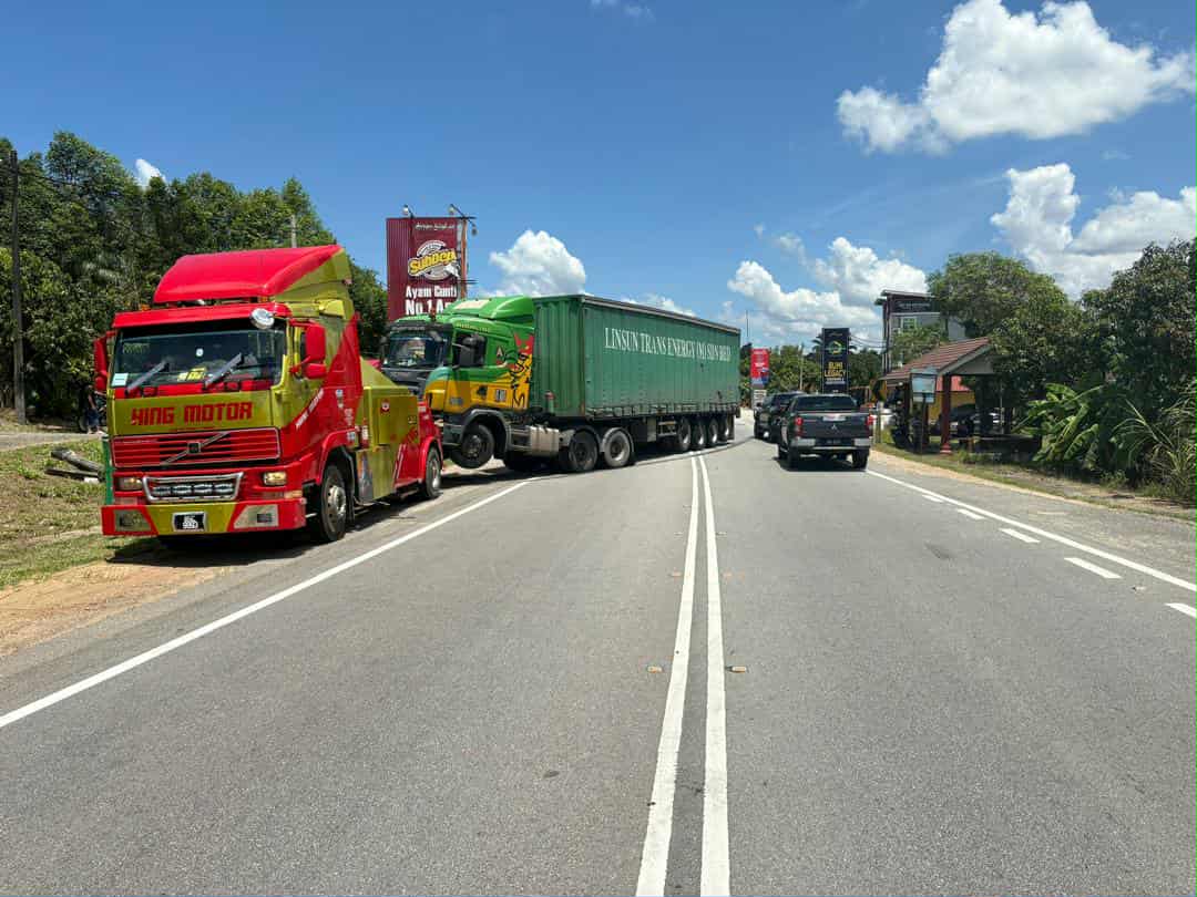 东:1辆轿车和1辆罗里在马樟县的哥打峇鲁通往瓜拉吉赖公路第50.5公里处相撞,轿车司机当场死亡。