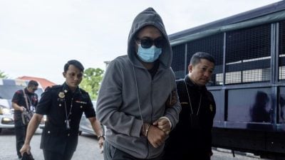 7年前受贿逾1.3万  警官面2指控不认罪