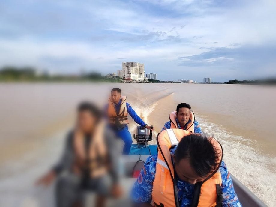 东:一名男子划木筏去丹那美拉县的榴梿园,结果,湍急河流却将人舟冲走,男子最后在哥打峇鲁的吉兰丹河上获救。
