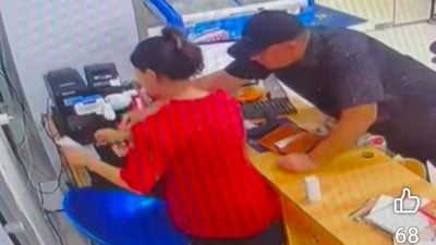中东男女求看100令吉   店员机警不让夺钱