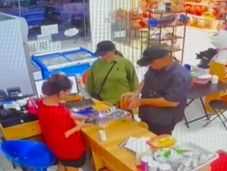 东:中东男女求看100令吉 店员机警不让夺钱