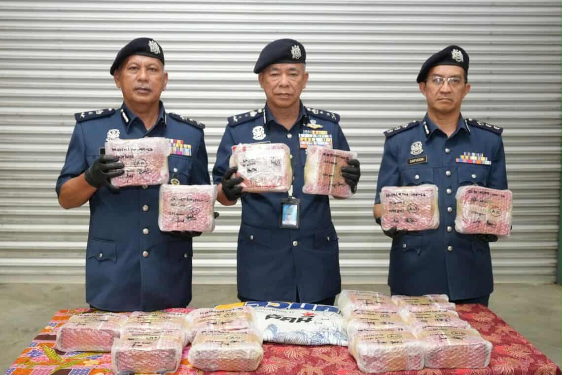 东:丹州关税局于上个月在巴西马县甘榜乐沙展开的突袭行动中,起获18.032公斤相信是冰毒的毒品,估计价值58万5664令吉。