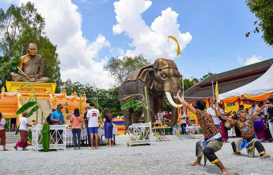 位于巴西马县的吉兰丹僧王庙(Wat Uttamaram)为了纪念一代丹州僧王督拉惹(龙婆坤),在2年前建造了大雕像,而雕像内部是三大僧王与弟子的纪念馆。因此日前开始举办一连7天的雕像开幕典礼相关活动,场面浩大。