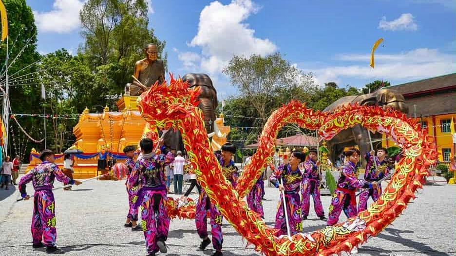 位于巴西马县的吉兰丹僧王庙(Wat Uttamaram)为了纪念一代丹州僧王督拉惹(龙婆坤),在2年前建造了大雕像,而雕像内部是三大僧王与弟子的纪念馆。因此日前开始举办一连7天的雕像开幕典礼相关活动,场面浩大。