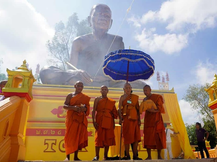 位于巴西马县的吉兰丹僧王庙(Wat Uttamaram)为了纪念一代丹州僧王督拉惹(龙婆坤),在2年前建造了大雕像,而雕像内部是三大僧王与弟子的纪念馆。因此日前开始举办一连7天的雕像开幕典礼相关活动,场面浩大。