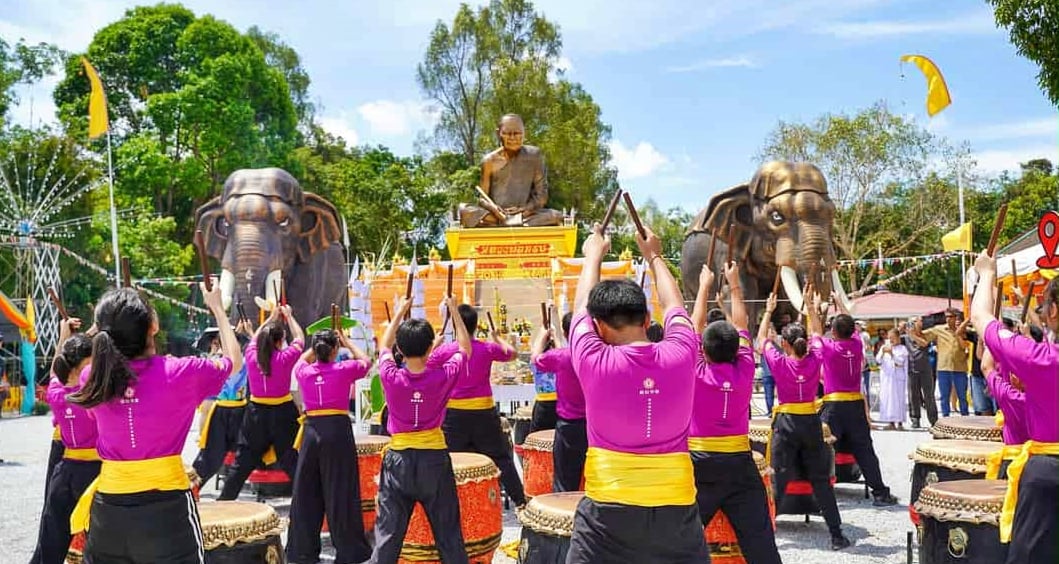 位于巴西马县的吉兰丹僧王庙(Wat Uttamaram)为了纪念一代丹州僧王督拉惹(龙婆坤),在2年前建造了大雕像,而雕像内部是三大僧王与弟子的纪念馆。因此日前开始举办一连7天的雕像开幕典礼相关活动,场面浩大。