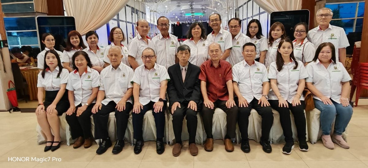 东：关丹丹那布爹中华中学校友会新届理事宣誓就职