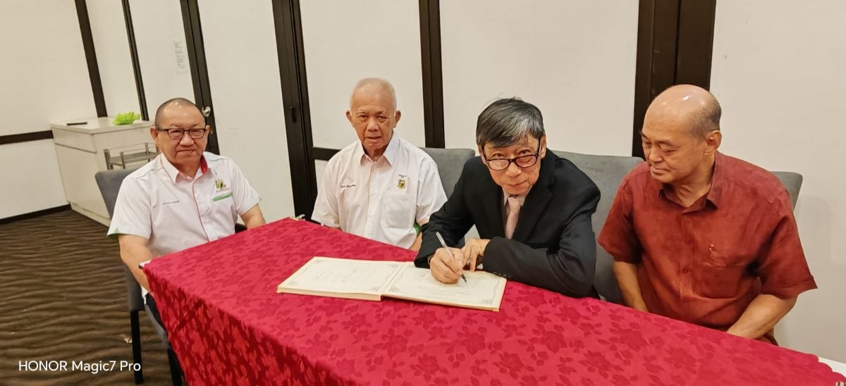 东：关丹丹那布爹中华中学校友会新届理事宣誓就职