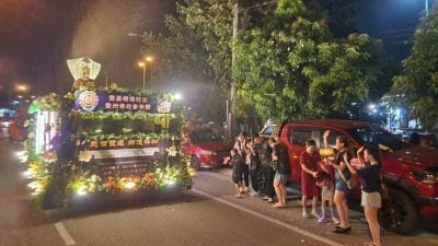 迎佛花车游行隆重登场   信众合十礼拜 庄严祥和