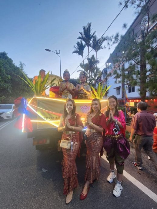 东：卫塞节迎佛花车游行隆重举行 社团佛教团体热烈参与 展现庄严盛况
