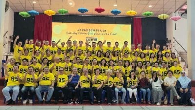 丹中華中學1995年畢業生  近百人回母校歡聚敘舊