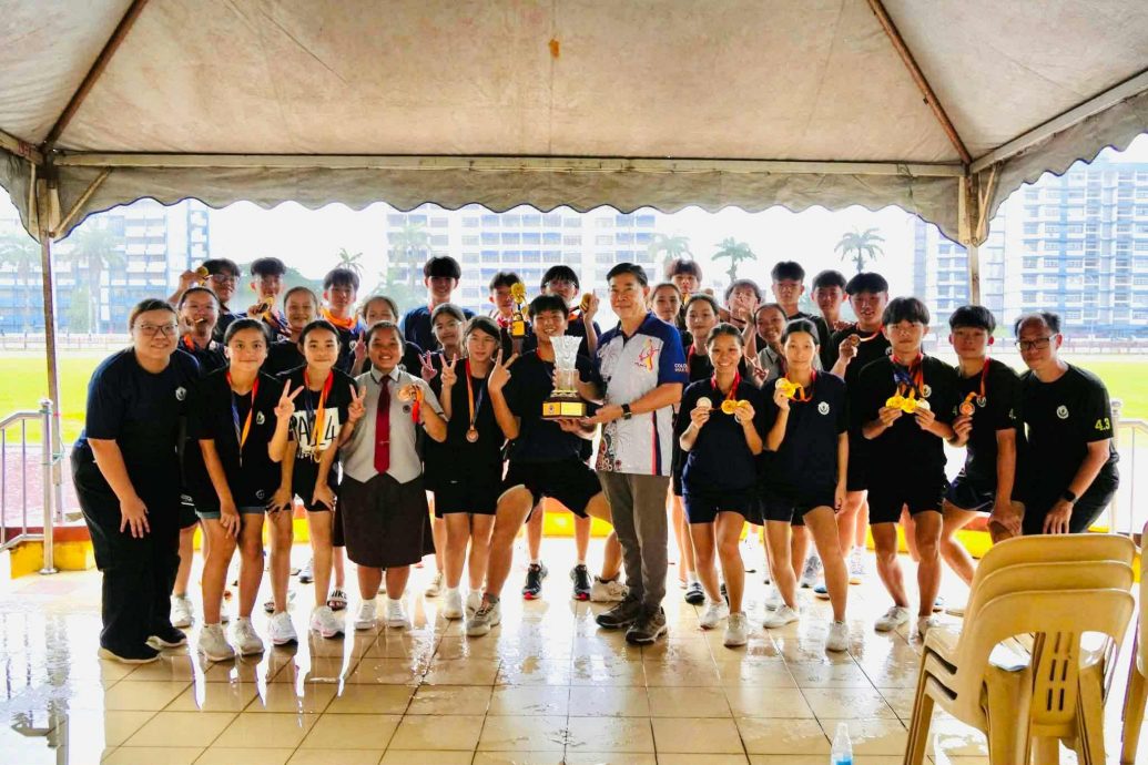 东:吉兰丹中华校友会会长符绩羽表示,运动不仅锻炼身体,更培养了意志、纪律与团队合作的精神。一个健康的体魄,是我们迎接挑战、应对学习压力的根本。