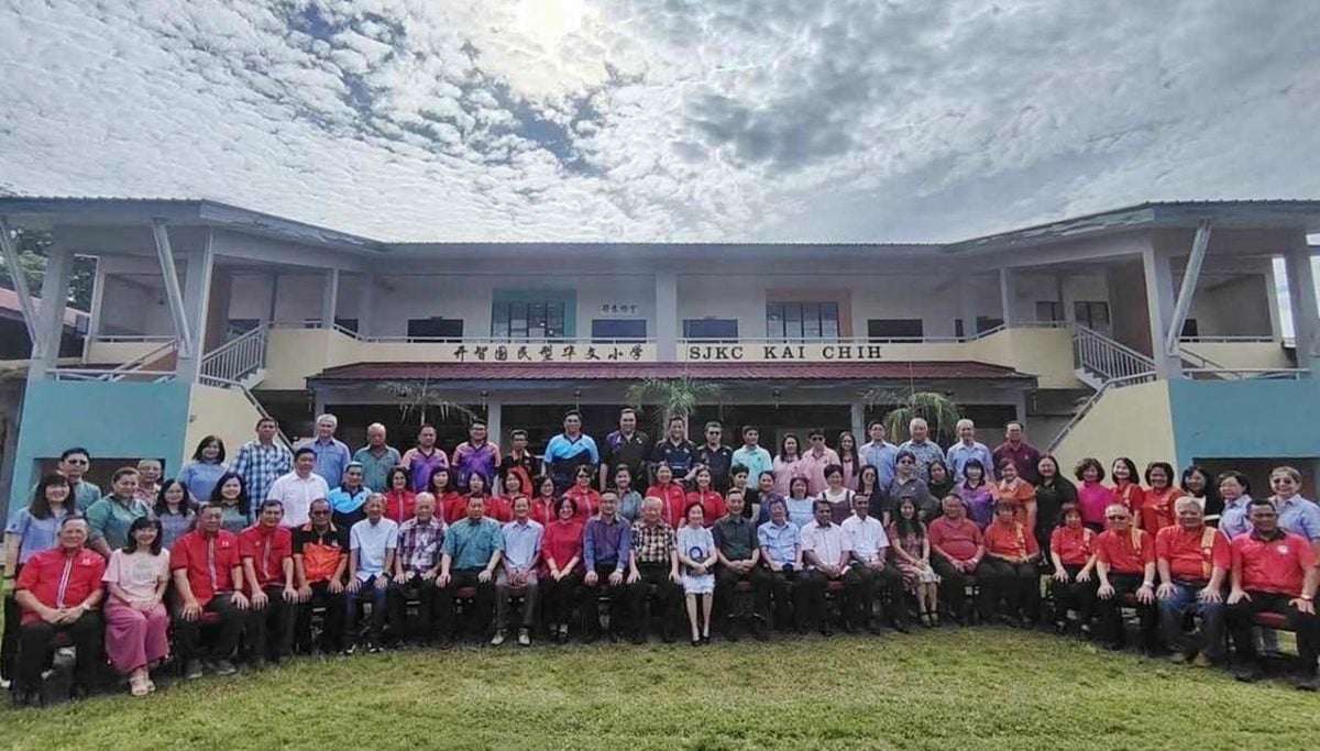 东:吉兰丹华校董教联合会在巴西富地开智华小“蔡尤明局绅资源中心”召开2025年度会员大会。这也是该会为配合该会每一年所举办的“走入校园,心心交流”活动,第二次在哥市以外的华小校园内,召开大会。