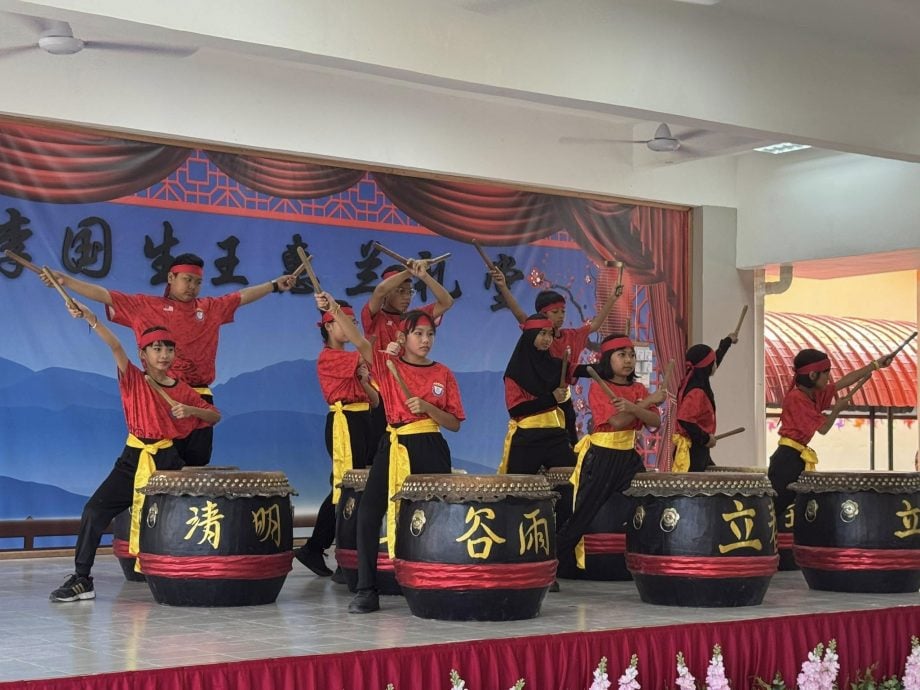 东:吉兰丹华校董教联合会在巴西富地开智华小“蔡尤明局绅资源中心”召开2025年度会员大会。这也是该会为配合该会每一年所举办的“走入校园,心心交流”活动,第二次在哥市以外的华小校园内,召开大会。