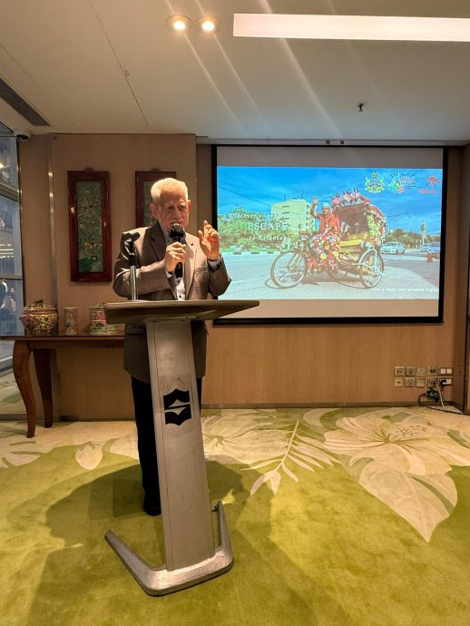 东:吉兰丹州行政议员拿督卡玛鲁丁末诺到中国广州参加“2025年广州国际旅游展览会(GITF)”,同时也与香港的旅行社、媒体和旅游业代表会面,介绍和推广吉兰丹的旅游特色。