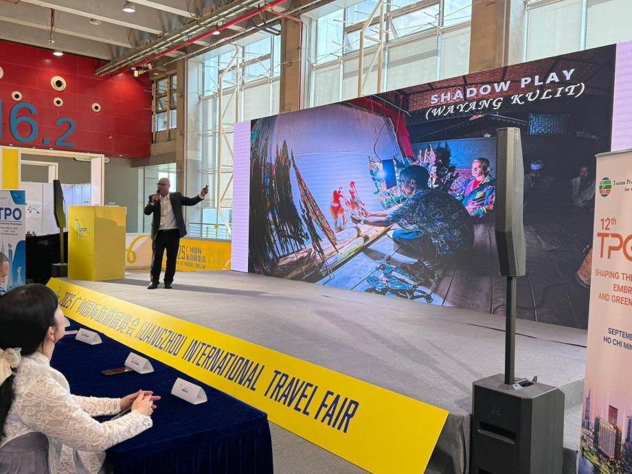 东:吉兰丹州行政议员拿督卡玛鲁丁末诺到中国广州参加“2025年广州国际旅游展览会(GITF)”,同时也与香港的旅行社、媒体和旅游业代表会面,介绍和推广吉兰丹的旅游特色。
