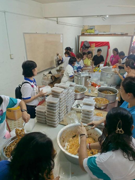 东:吉兰丹潮音寺和吉兰丹佛教会配合卫塞节庆典所举办的浴佛活动,获得善信们的踊跃参与。