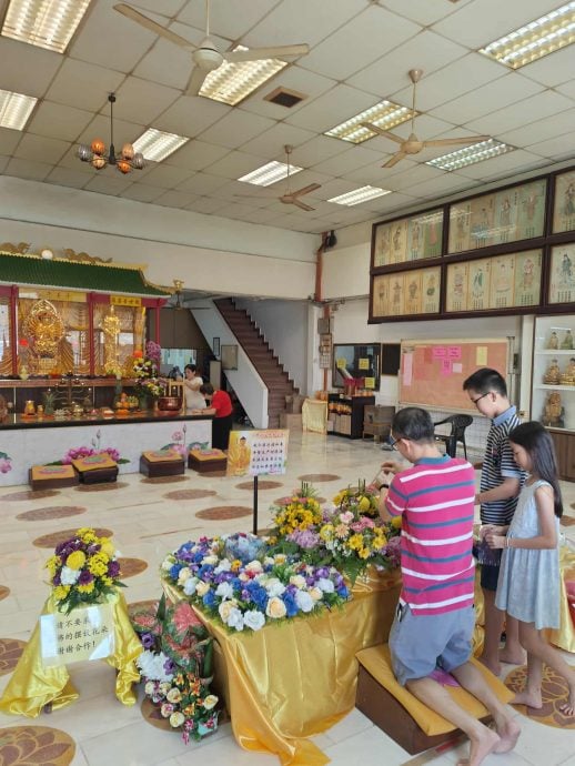 东:吉兰丹潮音寺和吉兰丹佛教会配合卫塞节庆典所举办的浴佛活动,获得善信们的踊跃参与。