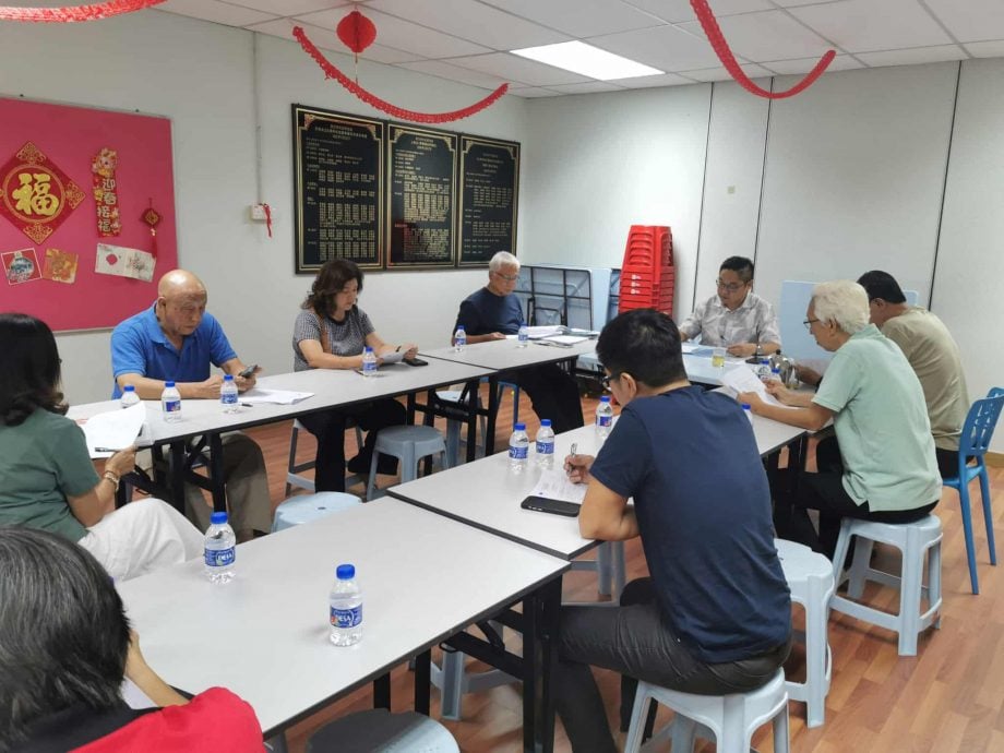 东:吉兰丹爱心教育协会主席叶子栋目前因健康情况不佳,暂无法参与会务,理事会一致通过遴选叶光威律师为代主席以让会务及银行事务可如常进行。