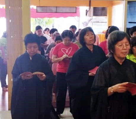 吉拉央佛教会欢庆卫塞节佛友虔诚浴佛