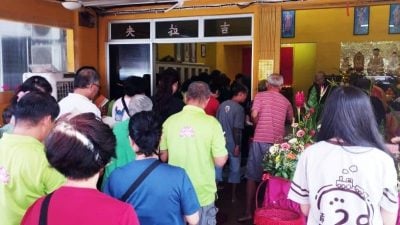 吉拉央佛教会庆卫塞节  佛友踊跃出席虔诚浴佛