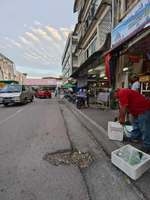 哥市双浪慕达路的波格槟榔巴刹(Pasar Pokok Pinang)破损的道路已获得修补。